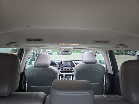 Used 2022 Toyota Highlander XLE AWD/4WD image 46