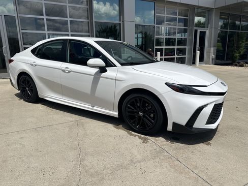 Used 2026 Toyota Camry SE FWD image 5