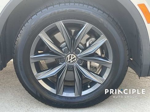 Used 2023 Volkswagen Tiguan SE w/ Panoramic Sunroof Package FWD image 4
