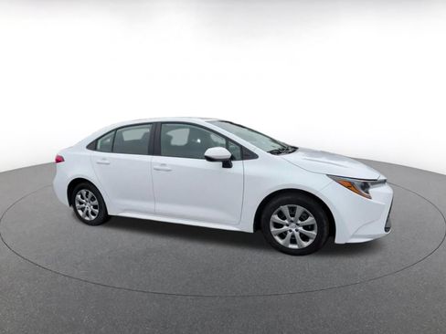 Used 2025 Toyota Corolla LE FWD image 2