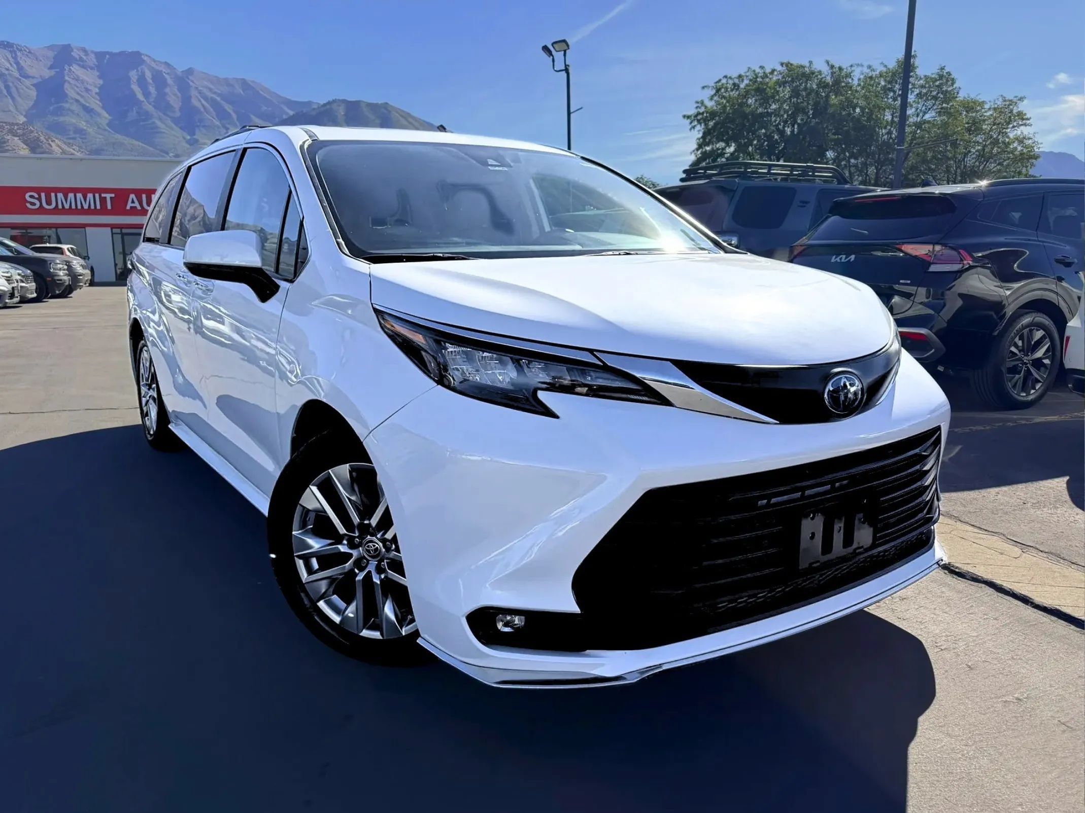 Used 2024 Toyota Sienna XLE w/ XLE Plus Package AWD/4WD image 2