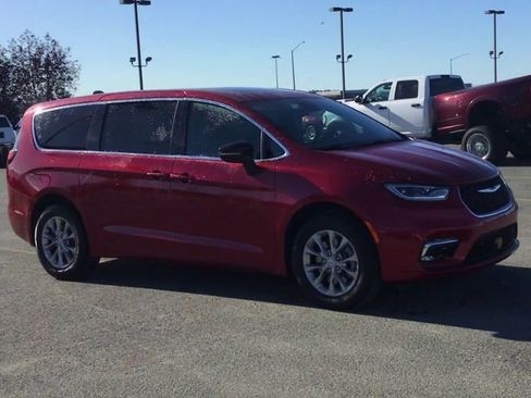 New 2026 Chrysler Pacifica Select image 2