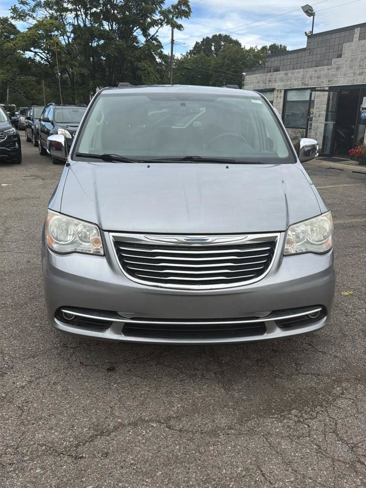 Used 2014 Chrysler Town & Country Touring-L w/ Driver Convenience Group FWD image 9