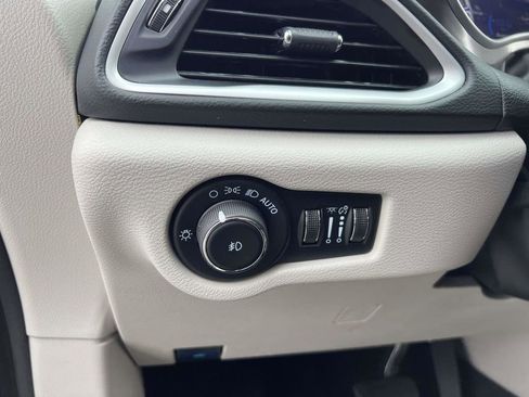 Used 2023 Chrysler Pacifica Touring-L image 21