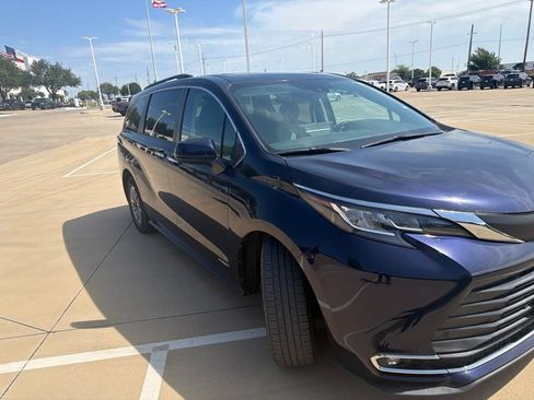 Used 2021 Toyota Sienna XLE FWD image 1