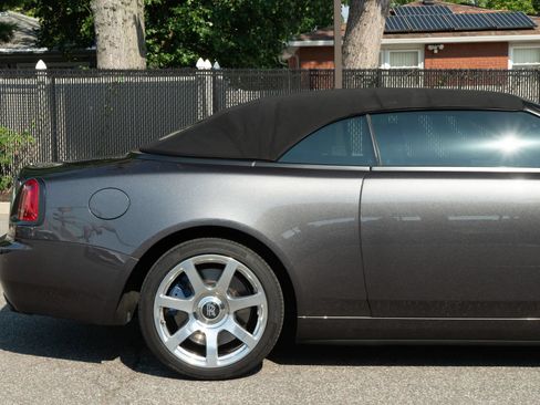 Used 2017 Rolls-Royce Dawn RWD image 38