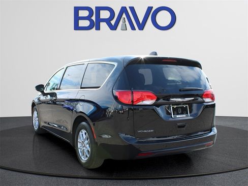 Used 2025 Chrysler Voyager LX image 7