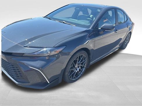 Used 2025 Toyota Camry SE image 13