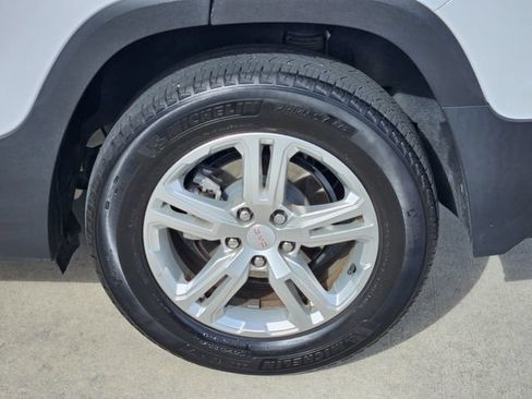 Used 2024 GMC Terrain SLE FWD image 8