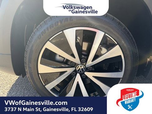 Certified 2024 Volkswagen Taos SE image 28