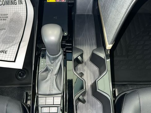 Used 2025 Toyota Camry XLE FWD image 31