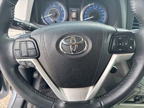 Used 2017 Toyota Sienna XLE w/ XLE Navigation Package FWD image 12