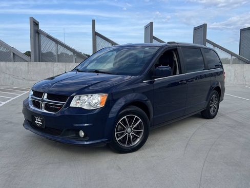 Used 2017 Dodge Grand Caravan SXT FWD image 2