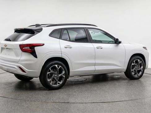 Used 2025 Chevrolet Trax LT FWD image 9