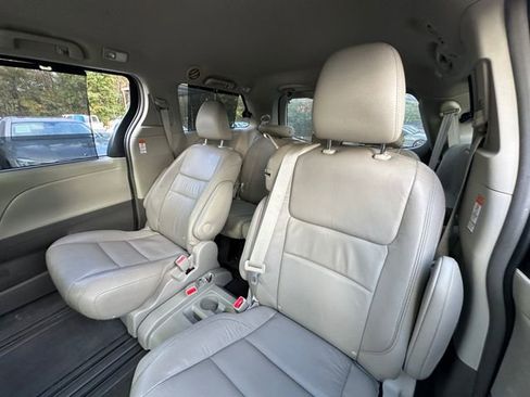 Used 2015 Toyota Sienna XLE image 32