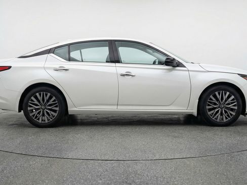 Used 2025 Nissan Altima 2.5 SV FWD image 8