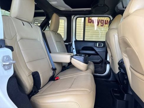 Used 2018 Jeep Wrangler Unlimited Sahara w/ Cold Weather Group AWD/4WD image 5