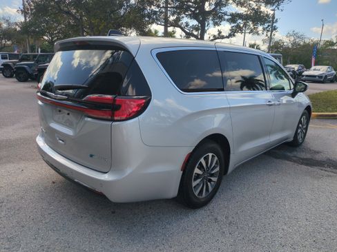 Certified 2023 Chrysler Pacifica Touring-L image 5