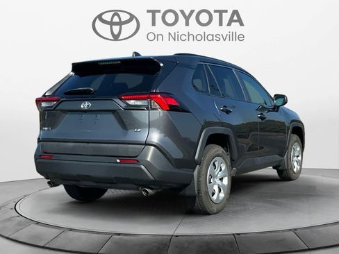 Used 2021 Toyota RAV4 LE FWD image 5