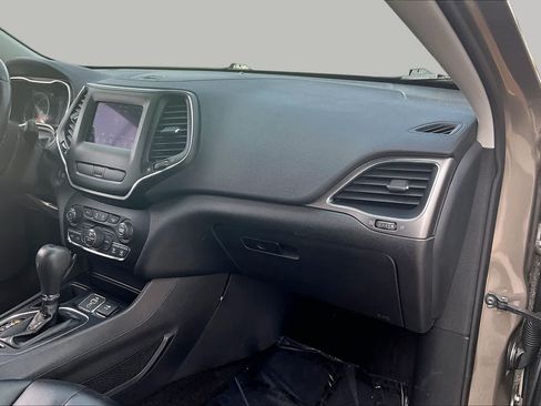 Used 2019 Jeep Cherokee Latitude Plus w/ Comfort/Convenience Group FWD image 18