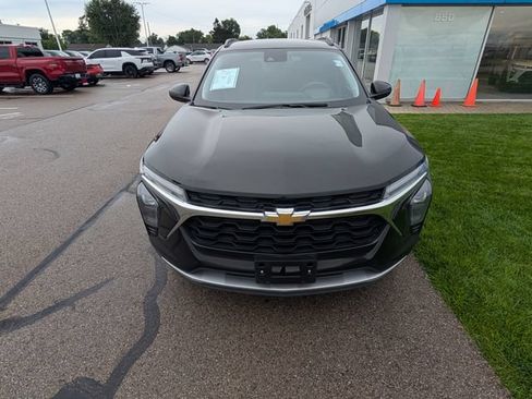 Used 2025 Chevrolet Trax LT FWD image 3