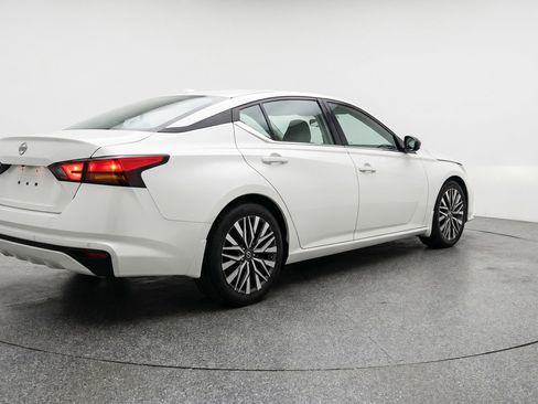 Used 2025 Nissan Altima 2.5 SV FWD image 9