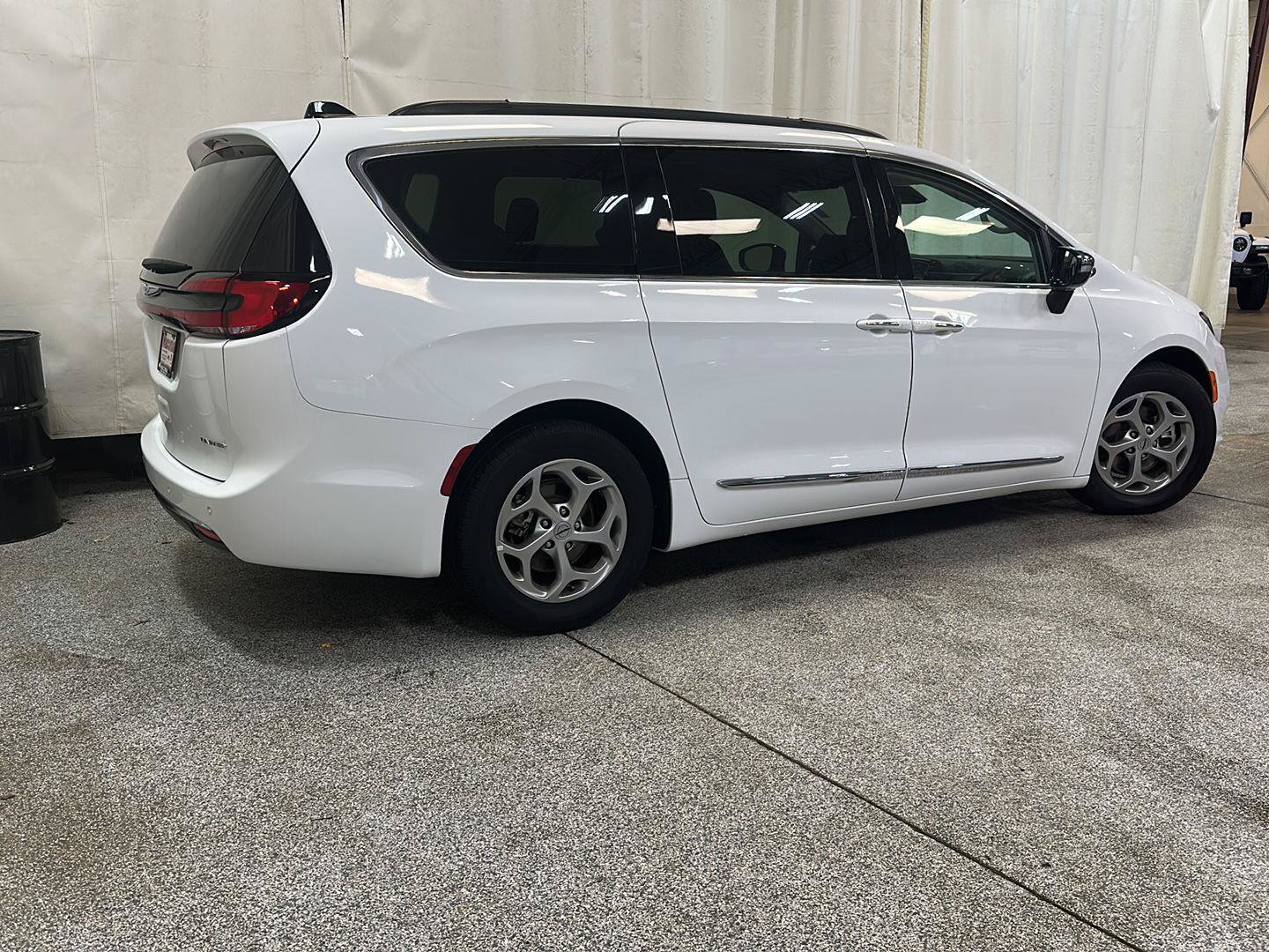Certified 2023 Chrysler Pacifica Limited FWD image 5