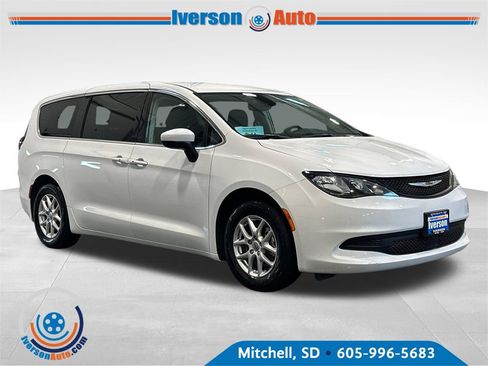 Used 2023 Chrysler Voyager LX FWD image 1