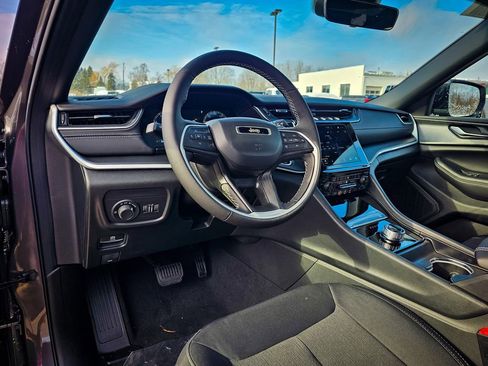 New 2025 Jeep Grand Cherokee Laredo X w/ Luxury Tech Group I image 13