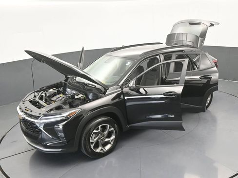 Used 2025 Chevrolet Trax LT w/ Driver Confidence Package FWD image 60