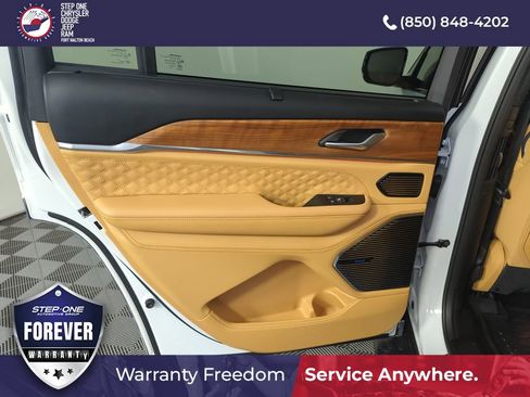 Used 2025 Jeep Grand Cherokee L Summit AWD/4WD image 26