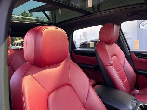 Used 2022 Porsche Cayenne AWD/4WD image 34