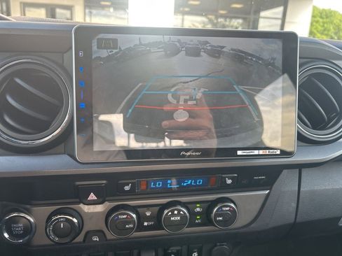 Used 2019 Toyota Tacoma TRD Sport AWD/4WD image 7