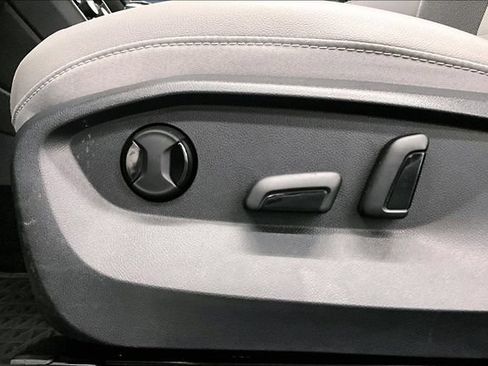 Used 2023 Volkswagen Taos SE w/ Panoramic Sunroof Package FWD image 32
