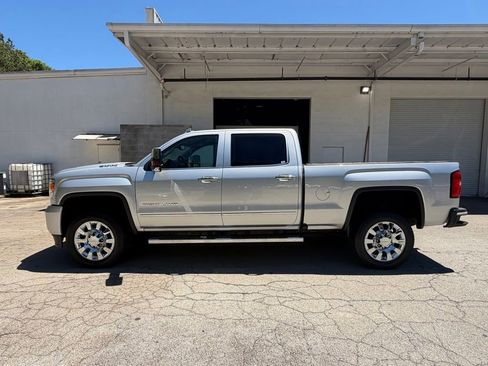 Used 2019 GMC Sierra 2500 Denali w/ Duramax Plus Package AWD/4WD image 4