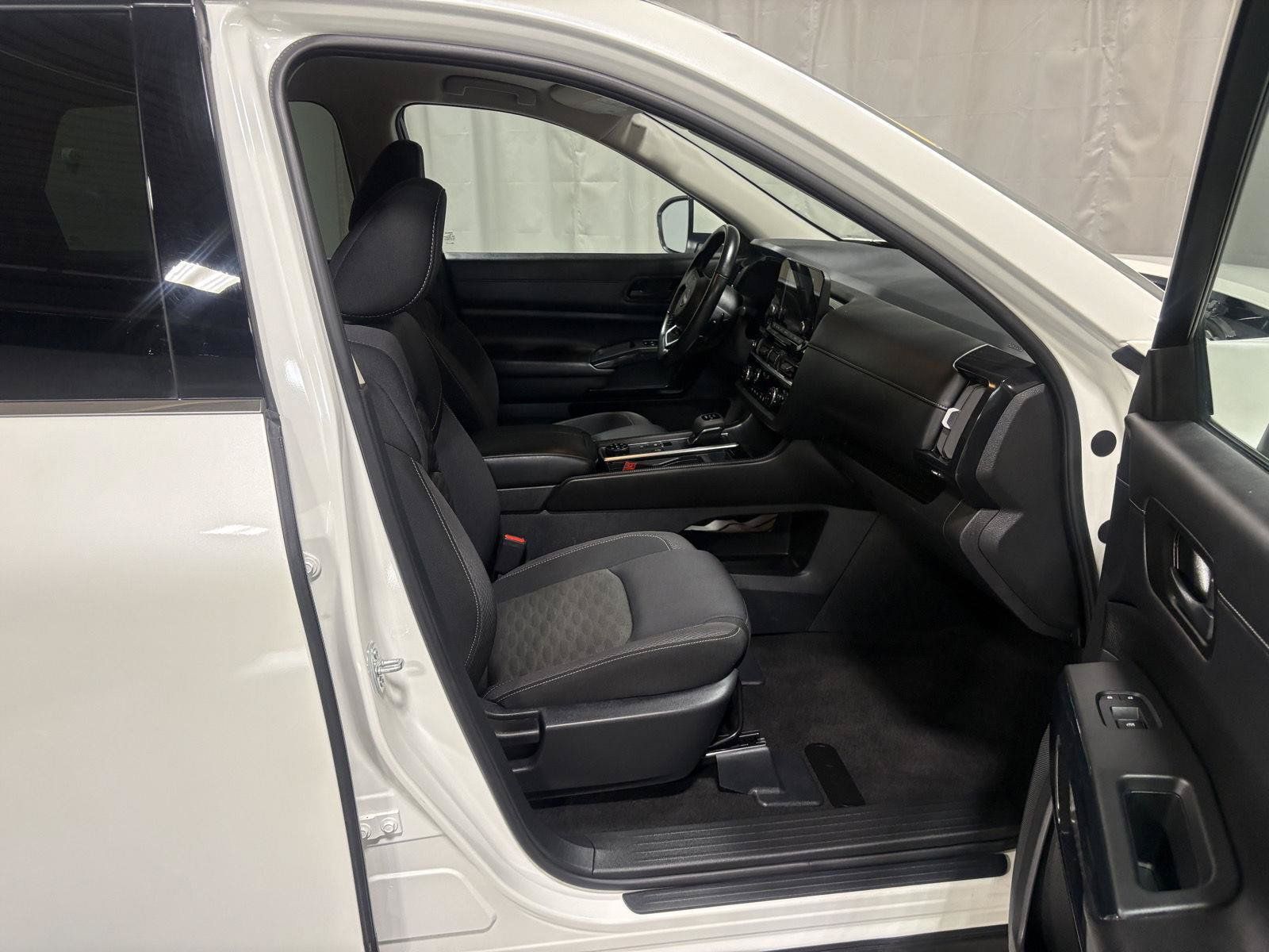 Used 2024 Nissan Pathfinder SV AWD/4WD image 8