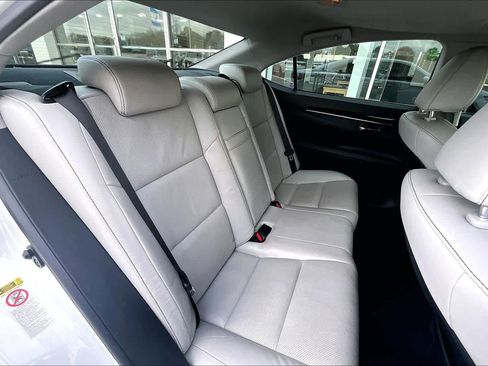 Used 2010 Buick Enclave CXL image 22