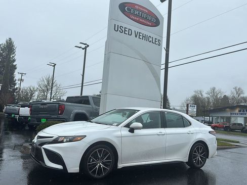 Used 2024 Toyota Camry SE w/ Convenience Package image 2