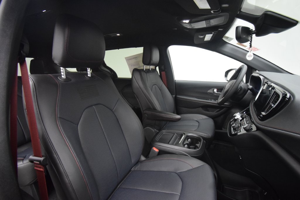 New 2027 Chrysler Pacifica Select AWD/4WD image 16