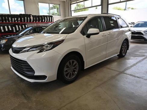 Used 2023 Toyota Sienna LE AWD/4WD image 8