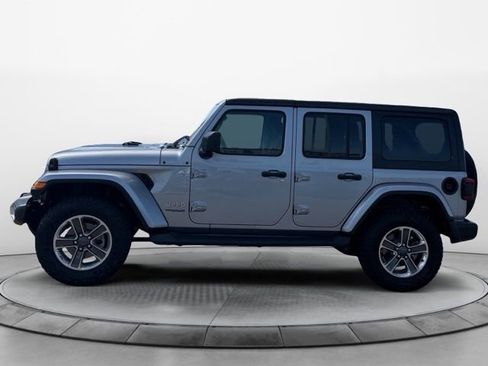Used 2018 Jeep Wrangler Unlimited Sahara w/ Cold Weather Group AWD/4WD image 6