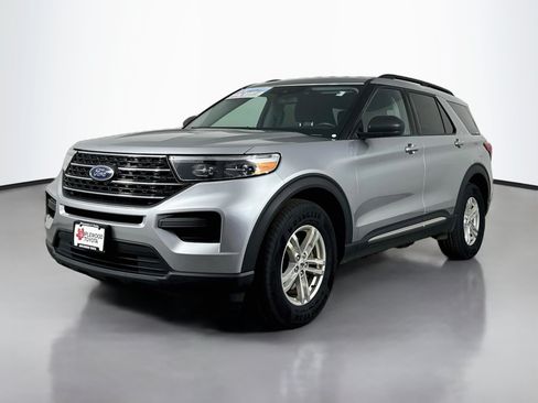 Used 2023 Ford Explorer XLT AWD/4WD image 3