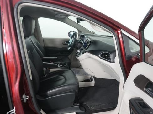 Used 2017 Chrysler Pacifica Touring-L w/ Tire & Wheel Group FWD image 27