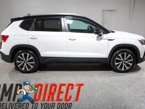 Used 2023 Volkswagen Taos SE w/ Panoramic Sunroof Package AWD/4WD image 6