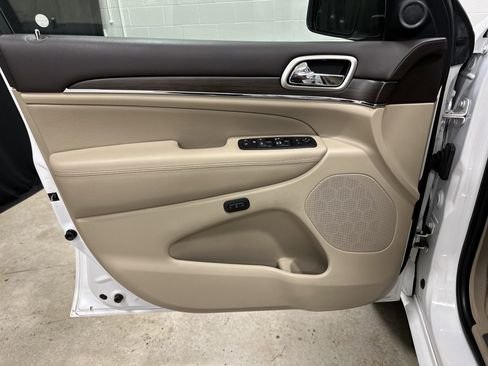 Used 2017 Jeep Grand Cherokee Overland image 14