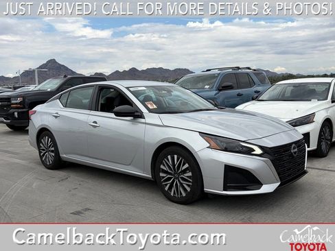 Used 2024 Nissan Altima 2.5 SV FWD image 1