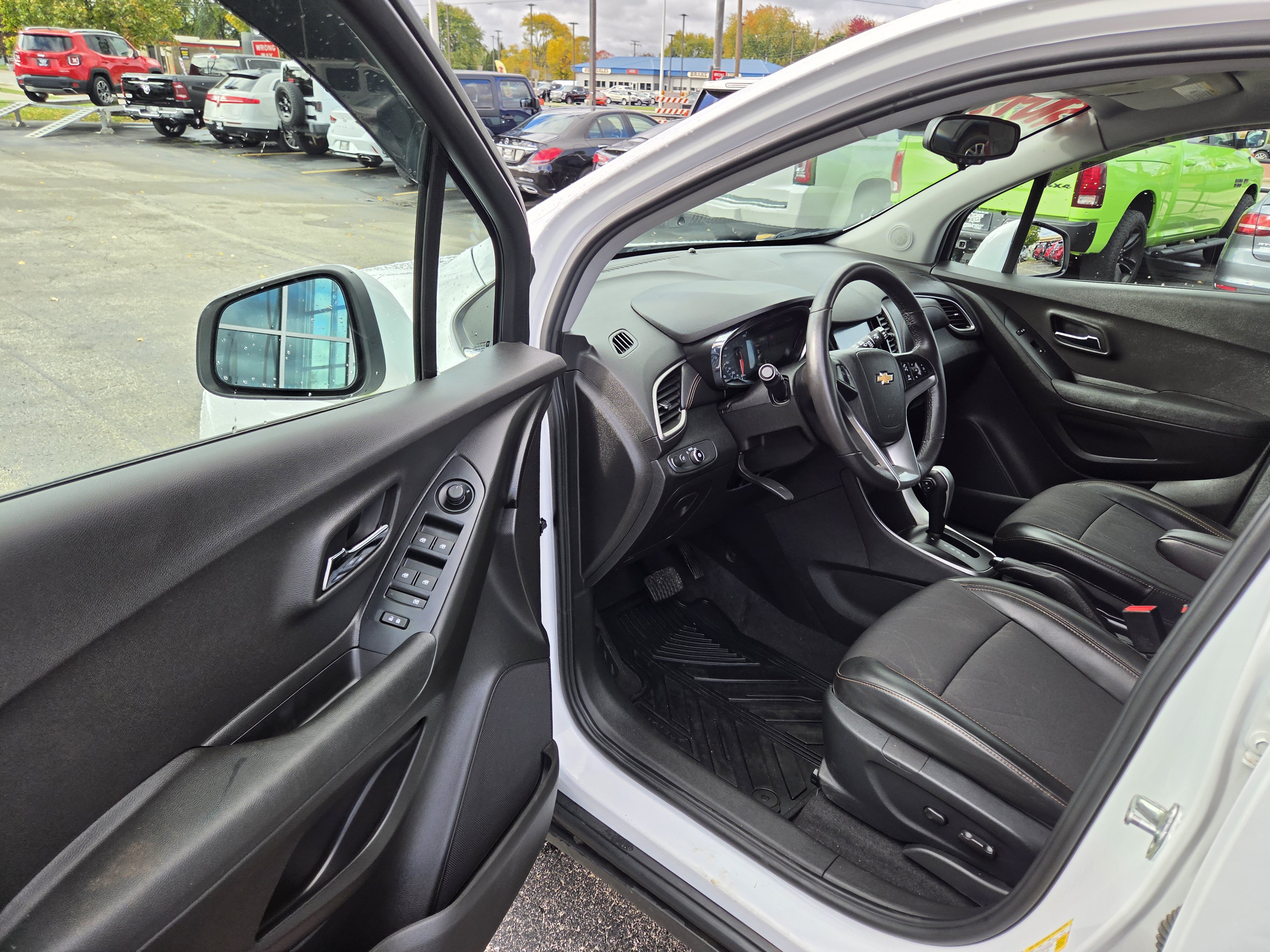 Used 2017 Chevrolet Trax LT w/ LT Convenience Package FWD image 5