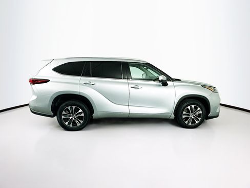 Used 2020 Toyota Highlander XLE FWD image 10