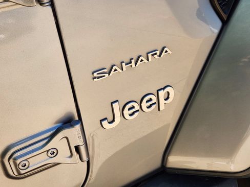 Used 2018 Jeep Wrangler Unlimited Sahara AWD/4WD image 9
