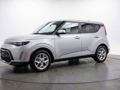 Used 2025 Kia Soul LX w/ LX Technology Package FWD image 3